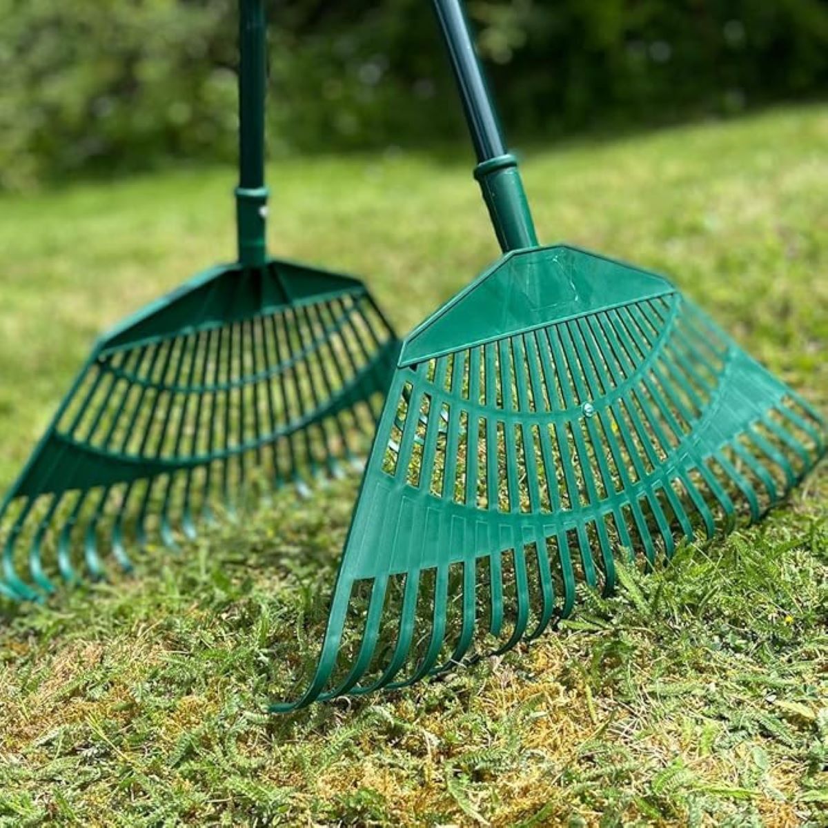 Handled Leaf Collecting Grabs - Lightweight Long-Handle Garden Debris Collector - Image 4