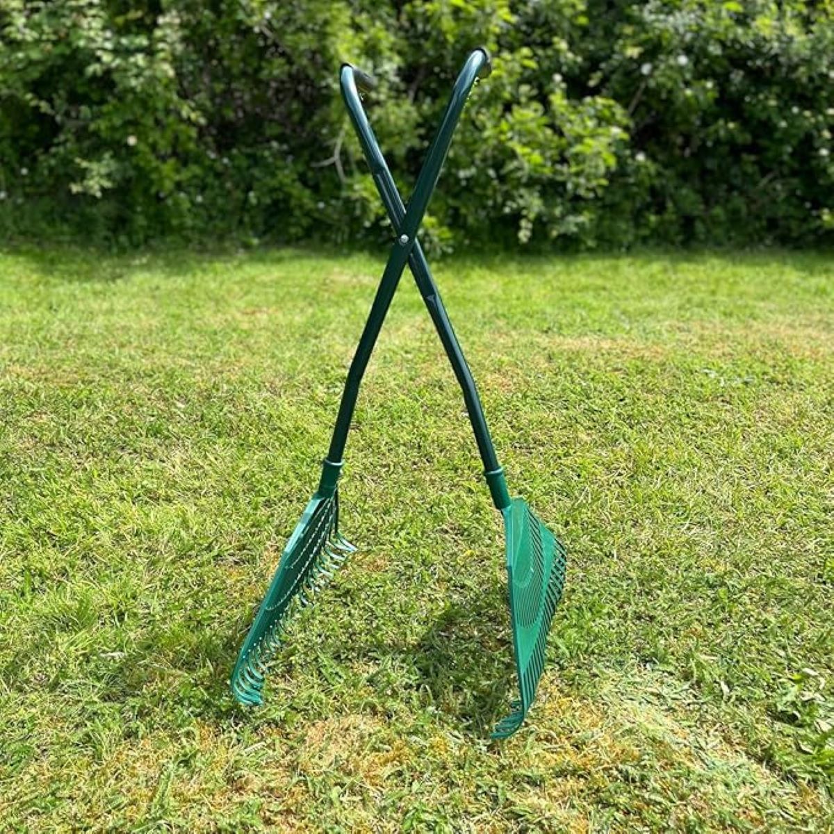 Handled Leaf Collecting Grabs - Lightweight Long-Handle Garden Debris Collector - Image 3